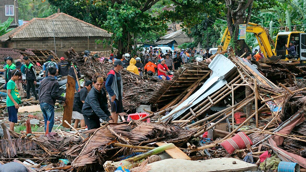 Indonesia tsunami kills hundreds, more than 800 injured