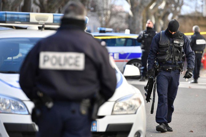 Armed gang snatches jailed criminal outside French courthouse