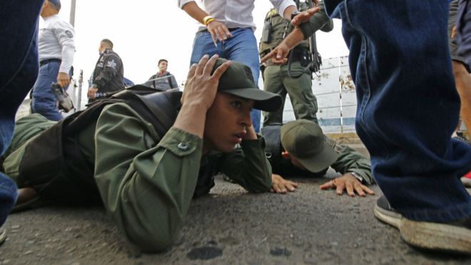 Venezuela soldiers abandon posts at Colombia border