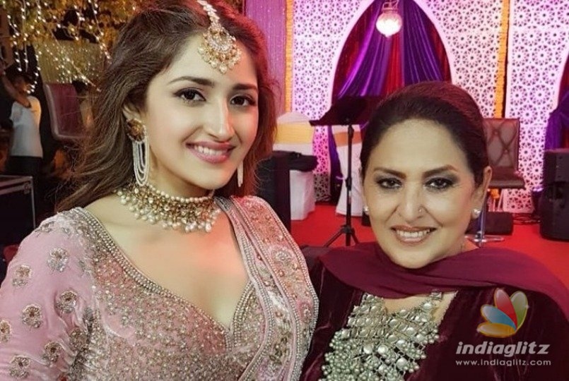 Arya - Sayyeshaa's wedding bash begins!