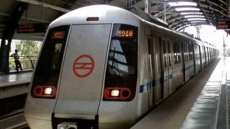 Delhi woman jumps on track to pick up Rs 2,000 note, comes under train