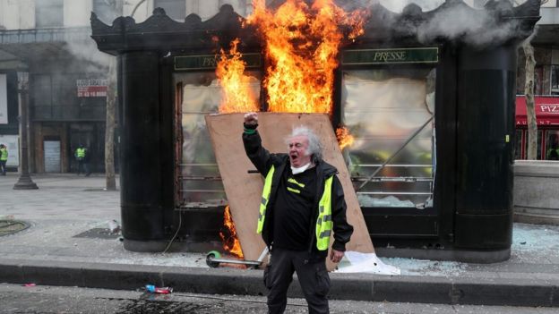 Yellow vest protests: Violence returns to streets of Paris