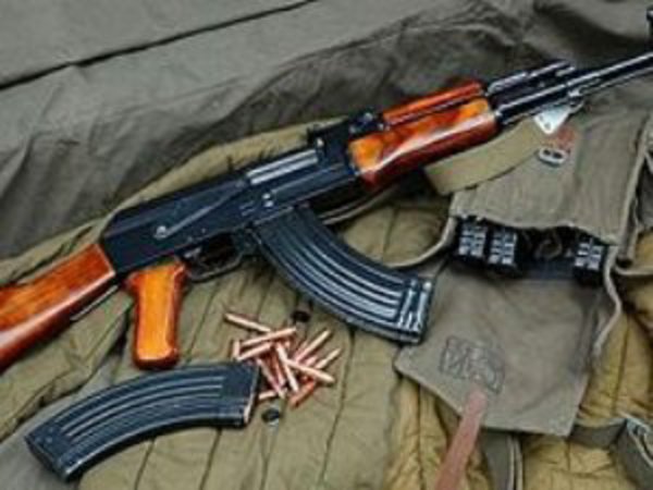 J&K: Suspected terrorists make away with cop's AK-47, threaten him