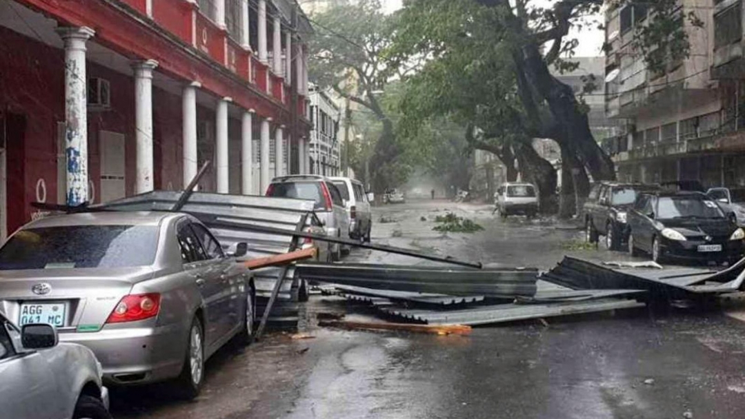 Cyclone Idai: Aid workers struggle as 12,000 homes and schools destroyed