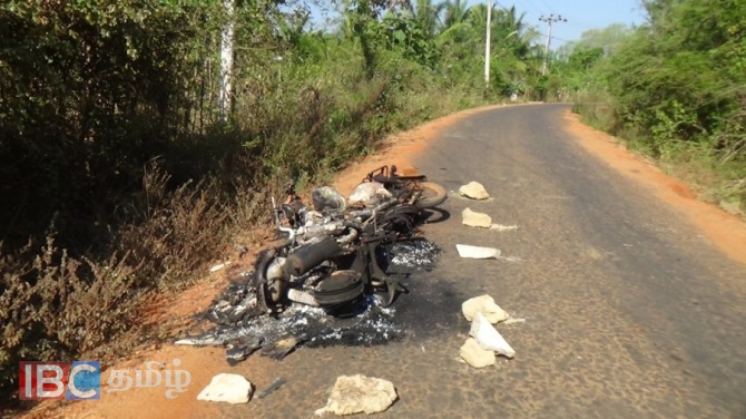 Clash at night in Mukamalai ! Helmets shattered !! ! vehicles Fired !