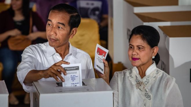 Indonesia election: Widodo 'leads presidential race', say polls