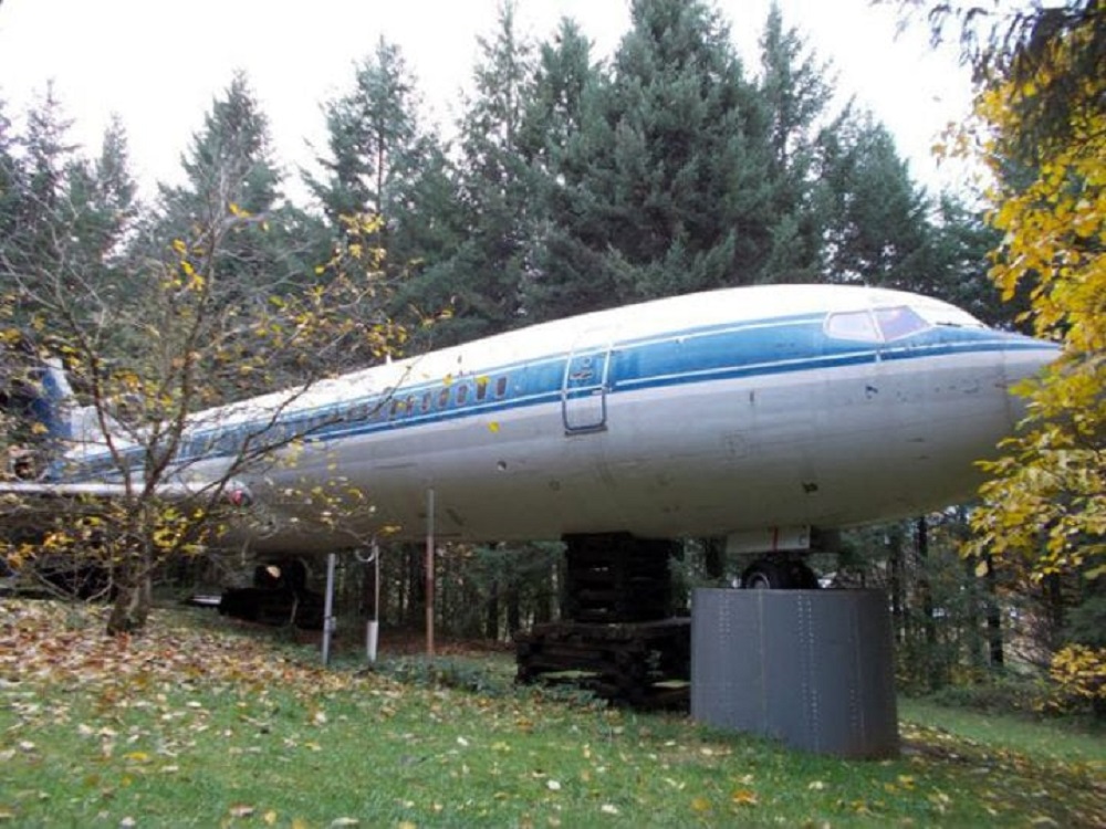 A Man Turns An Old Plane Into A House. Watch When He Opens The Door And Reveals The Interior