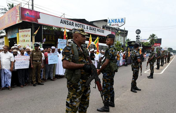 SRI LANKA TROOPS LAUNCH MAJOR HUNT FOR ISLAMISTS LINKED TO SUICIDE ATTACKS