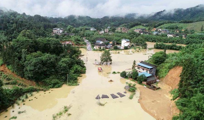 Thousands stranded, 5 killed, as heavy rain lashes south China