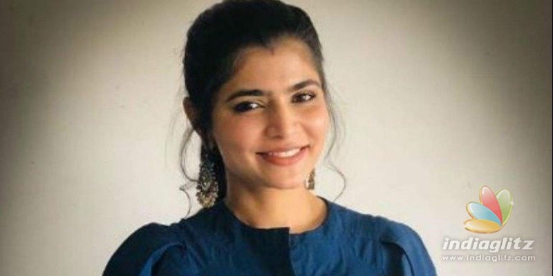 Chinmayi apologizes to police
