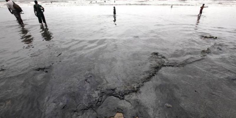 Oil spill at sea between Wellawatte & Mount