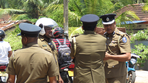 Four arrested for assaulting traffic cops at Batticaloa