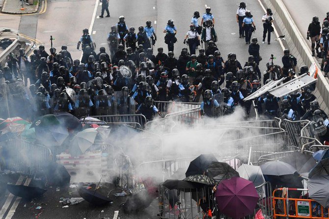 Thousands rally in support of Hong Kong police