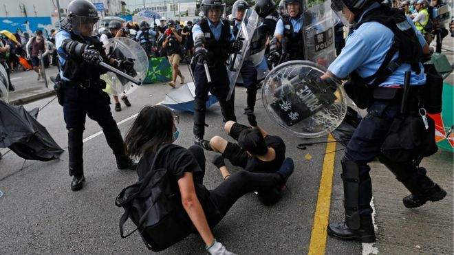 Hong Kong: Police and protesters clash on handover anniversary