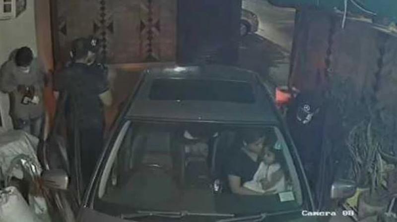 Delhi family robbed at gunpoint by 3 men as they reach home