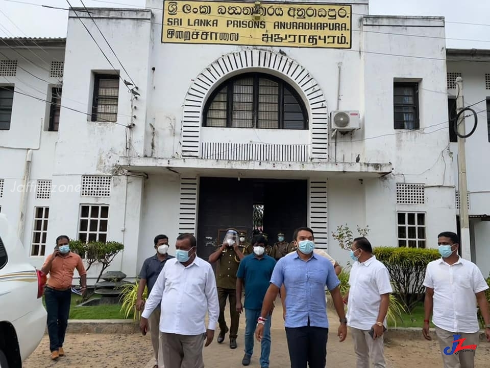 Minister Namal visit Anuradhapura prison to have amicable talk !