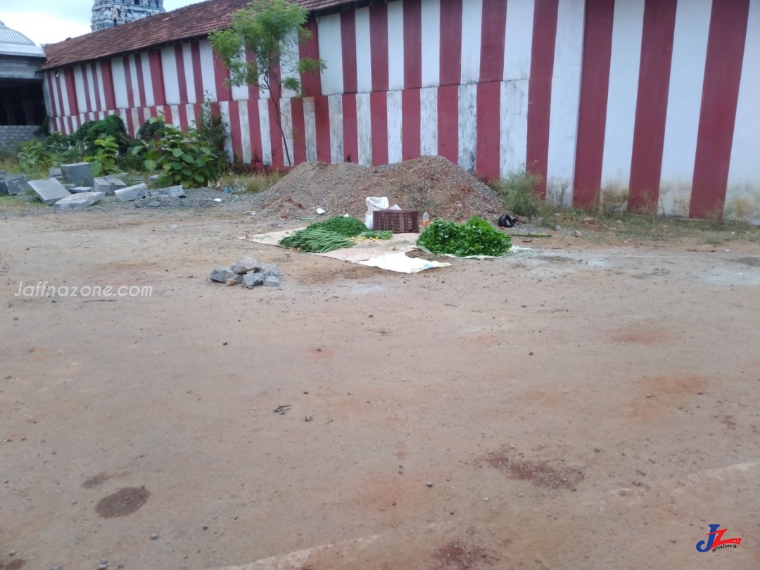 Street vegetable vendors escape leaving their vegetables