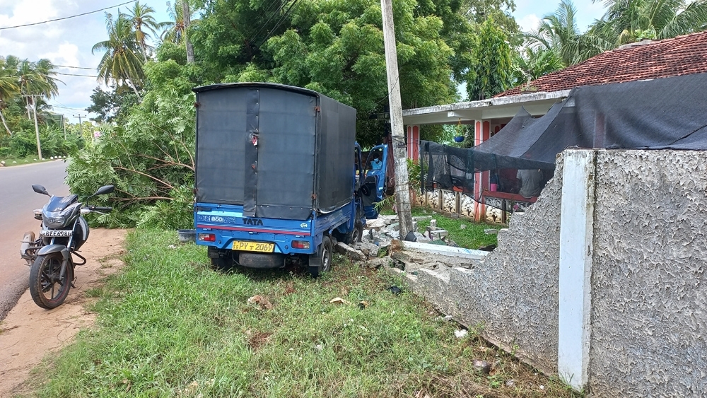 Vehicle lost its speed limit, collapsed with a house wall!