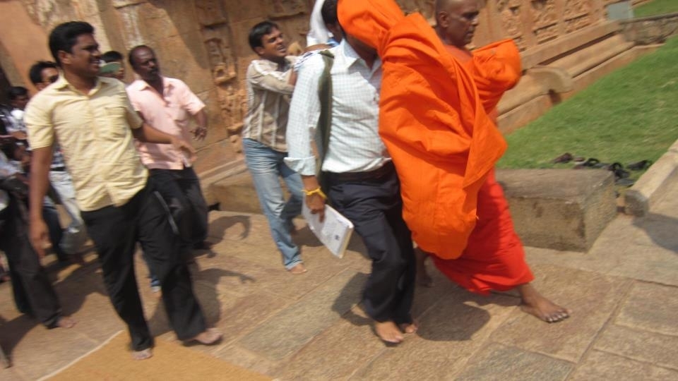 Buddhist Priest under heavy liquor behaved worst in the middle of the road!