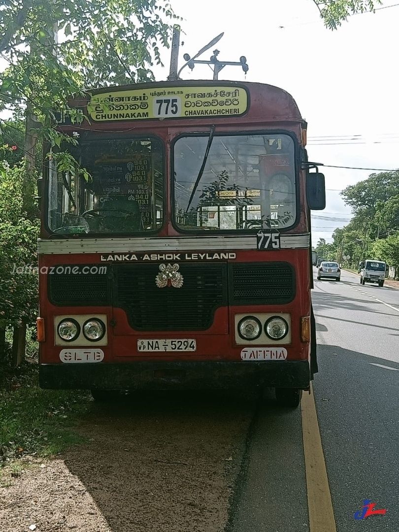 A rowdy group of 4 men attack in Chavakacheri bus! Elderly man admitted in hospital!? Conductor also attacked!