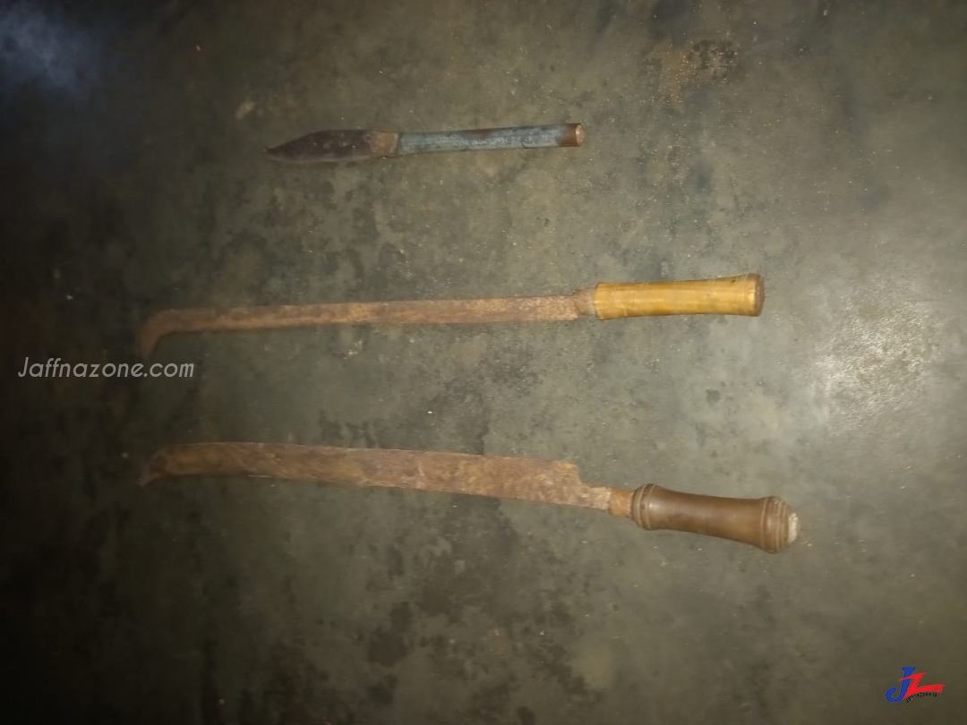 House rounded up by STF in Vaddukoddai – Chlipuram area!3 swords captured & one suspect arrested!!