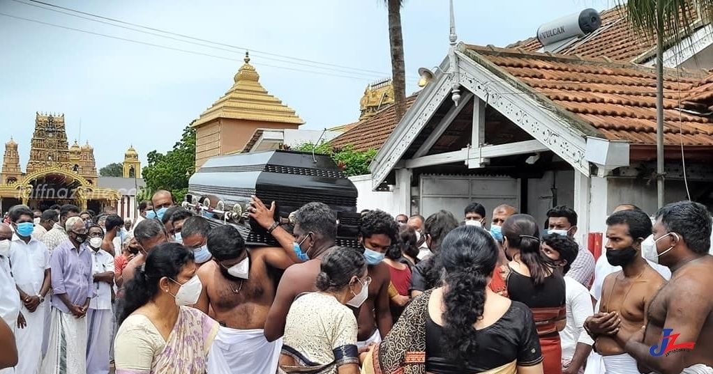 Nallur Trustee Mappana Mudaliyar’s final rites in Nallur house! Political leaders, Religious leaders pay their final Tribute!!