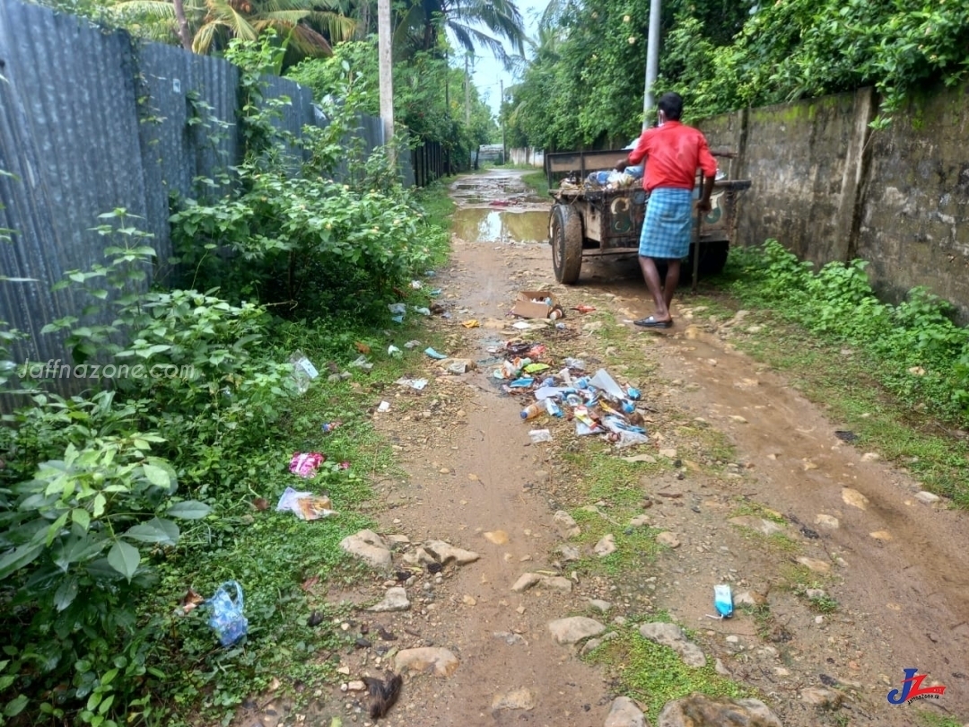 In public road, some anti-social element threw garbage deliberately! Police took appropriate timely action in J/Tholpuram!!