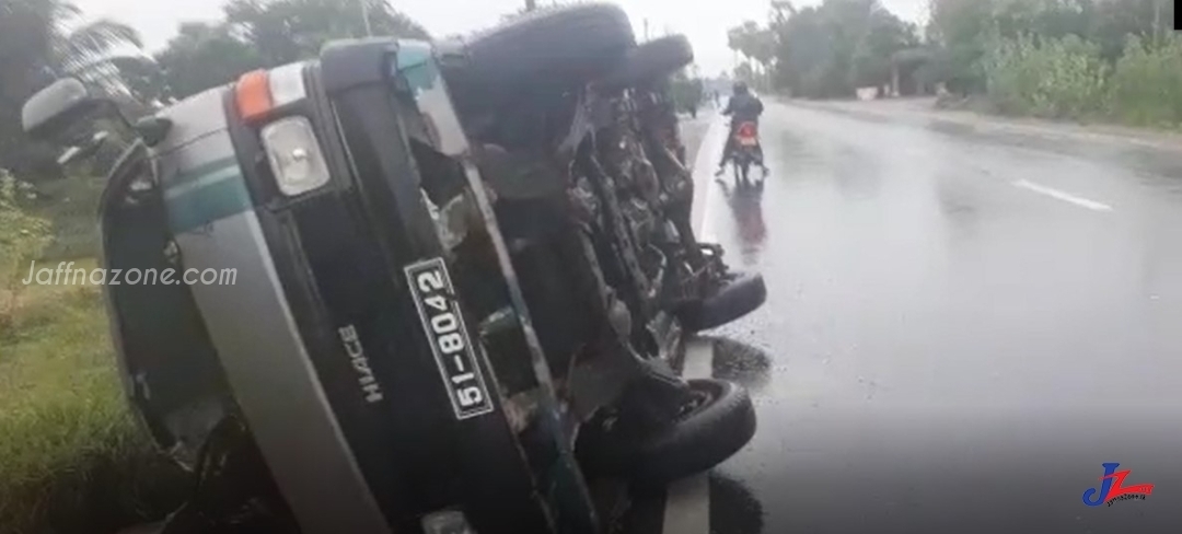 Hiace Van overturned after losing its speed limit in J/Kaithady! 10 rescued with minor injuries.