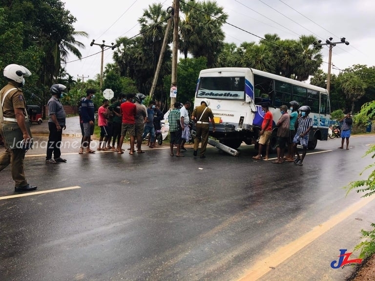 A terrible accident in J /Kodikamam- Varani ! Dipper vehicle collided with passenger bus – 3 seriously injured !!