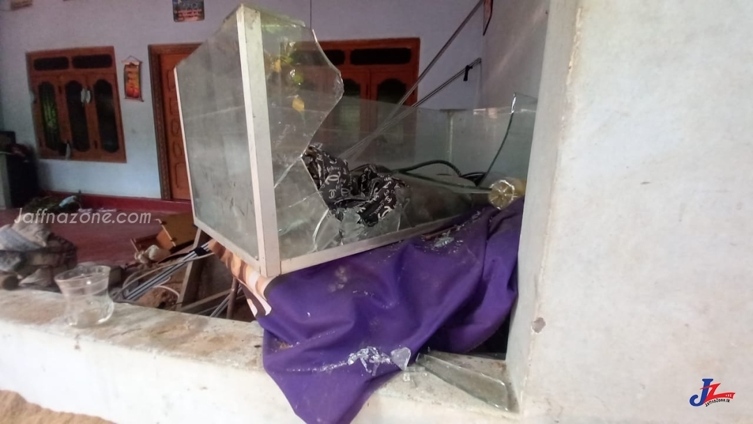 Rowdies entered house created terror in J/ Chankanai! Things – vehicle damaged!!