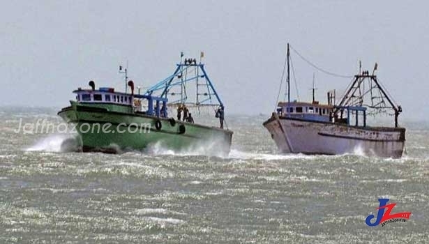 Four Srilankan fishermen struggling in the deep ocean rescued by Indian fishermen!