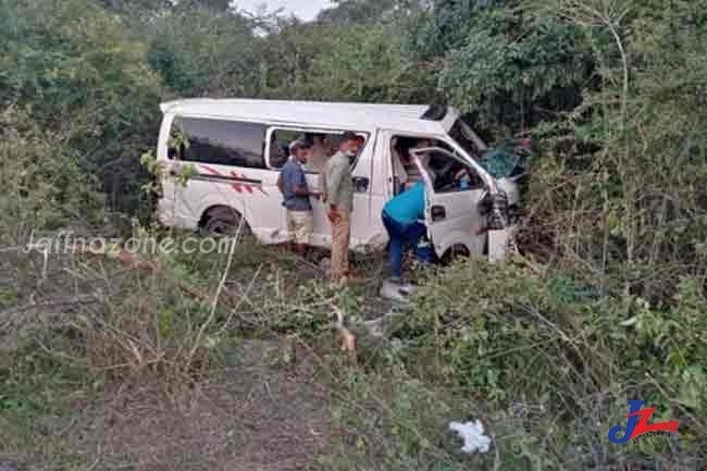 Hiace van travelling to Jaffna met accident beyond speed limit! One injured ..