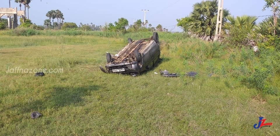 An accident in Jaffna Pannai- Island side road Today morning ! 3 seriously injured in Jaffna Hospital..