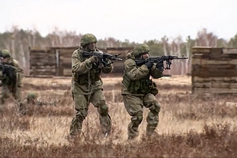 Russian troops advance on Kyiv