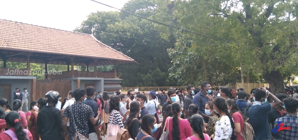 Massive demonstration by Jaffna Uni. students ! Closing main entrance University curbed ..