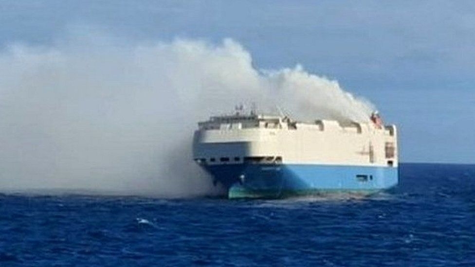 The largest cargo ship on fire! 1100 luxury cars completely burned down !