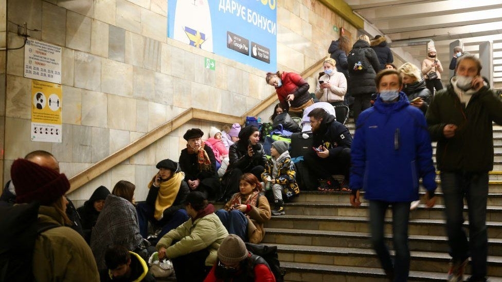 Ukraine: Kyiv residents spend night sheltering in basements and metro stations