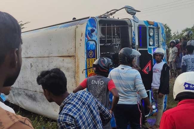 One dead, at least 20 injured after bus topples in Mullaitivu