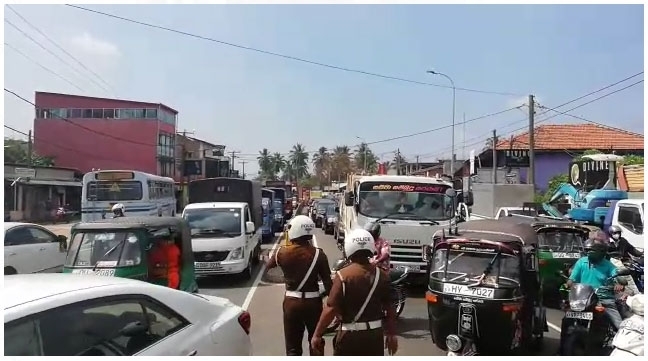 Protesters block Negombo-Colombo road demanding fuel