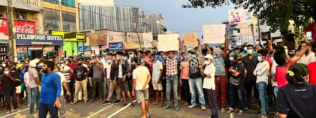 Massive protest in Wijerama; Students & local defy curfew order