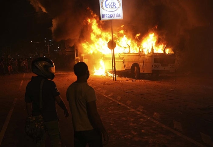 SRI LANKANS PROTEST NEAR PRESIDENT’S RESIDENCE