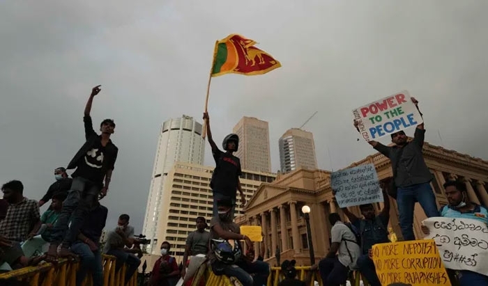 PRESSURE MOUNTS ON SRI LANKA LEADER TO QUIT AS CRISIS GROWS