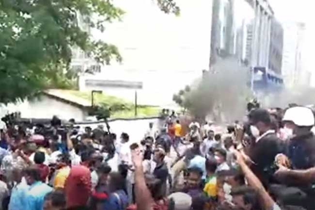 Tensions high near Temple Trees escalated by Mahinda hooligans !