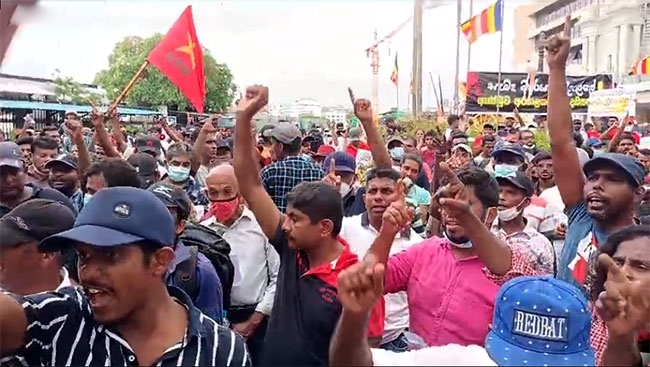 Tense situation opposite Police HQ due to protest