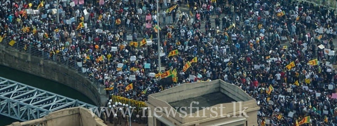 Protestors & Cops in heated exchange at MynaGoGama