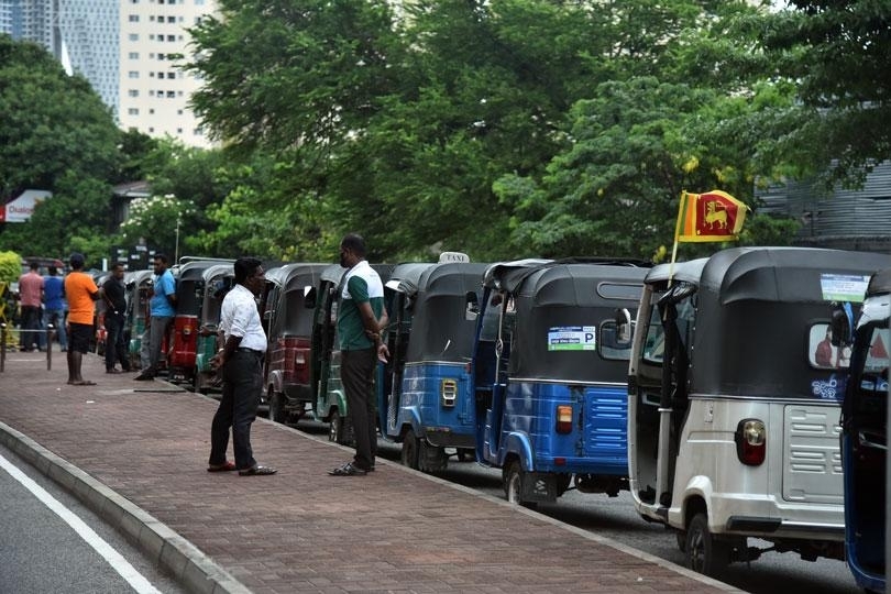 Massive Long queues despite revised fuel price ! Inability of the Government grows more and more !