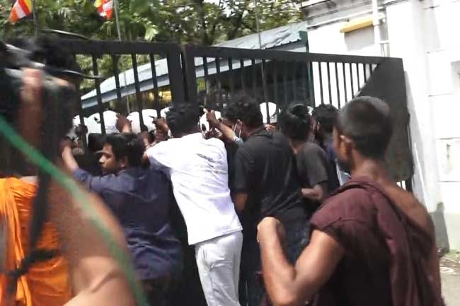 Tear gas fired at IUSF protesters near Education Ministry