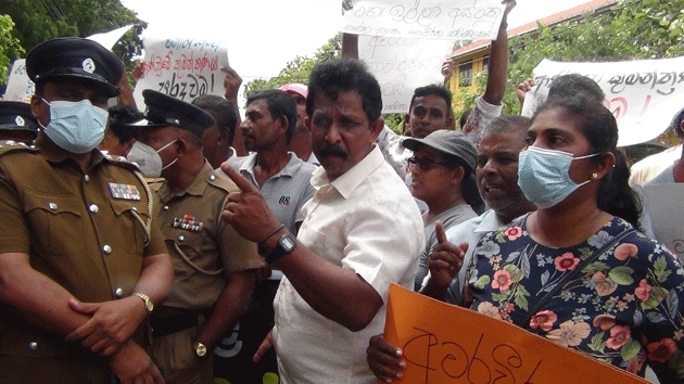 Agri minister gives protestors the slip