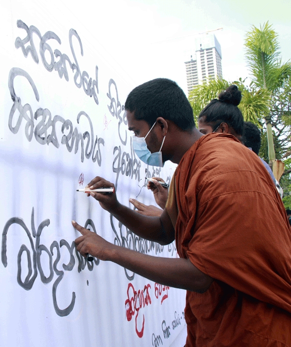 Tear gas fired at protesters in Kelaniya