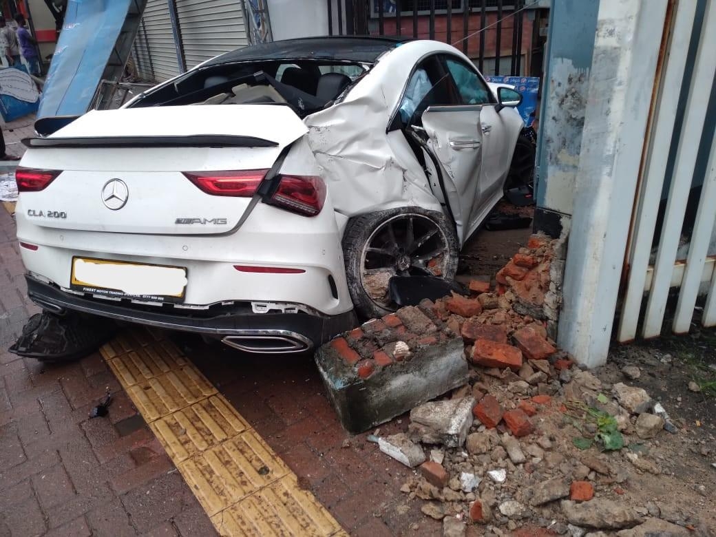 Mercedes in Kollupitiya: One dead, driver flees